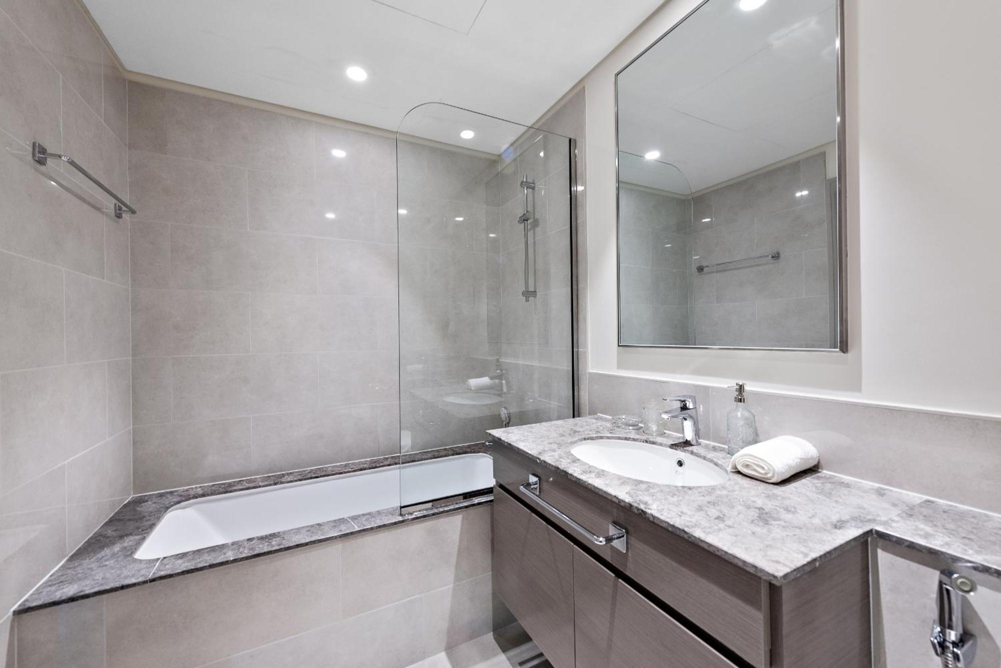 Vayk - Luxurious 1 Bd In Downtown Apartment