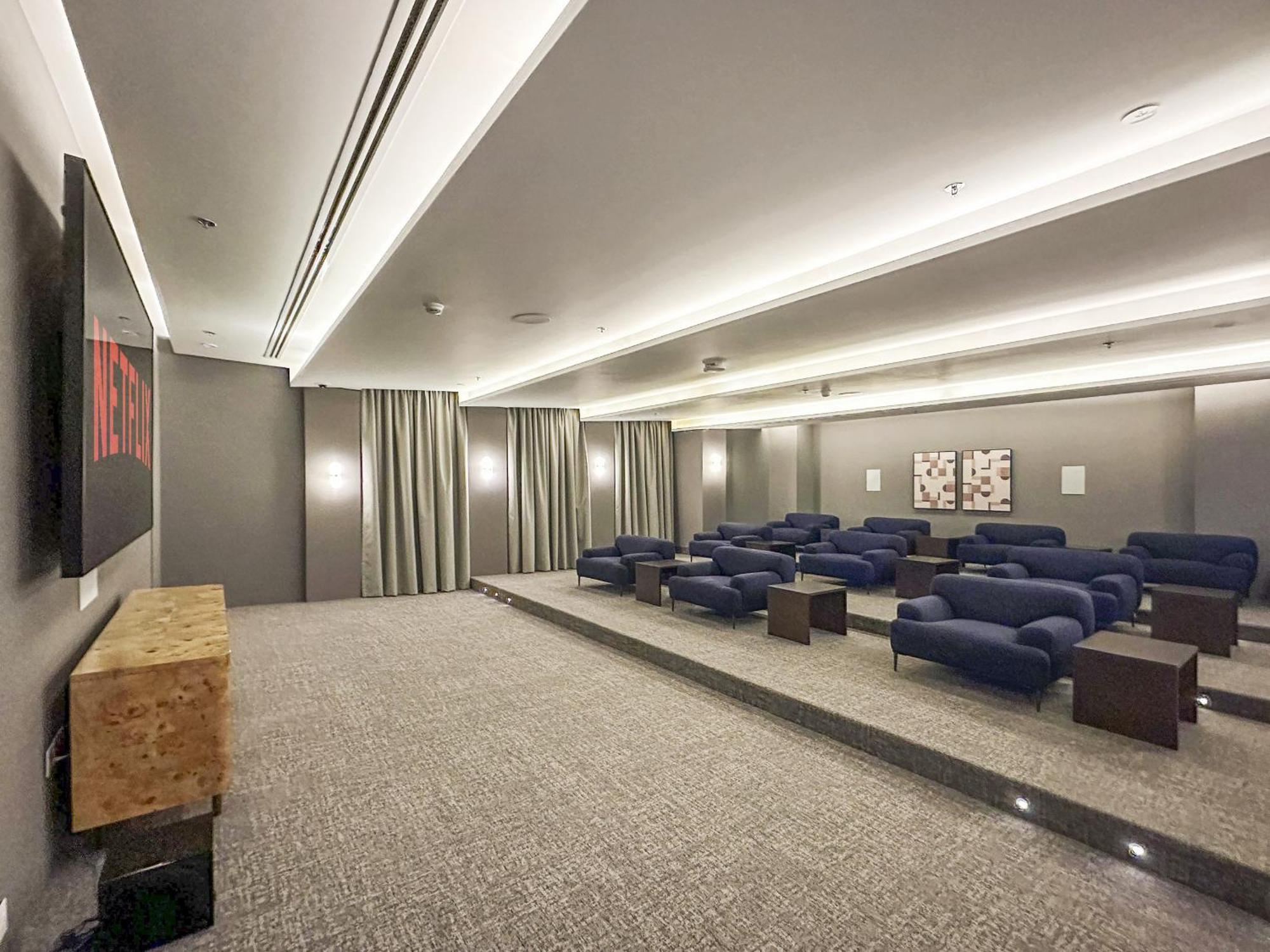 Vayk - Luxurious 1 Bd In Downtown Apartment